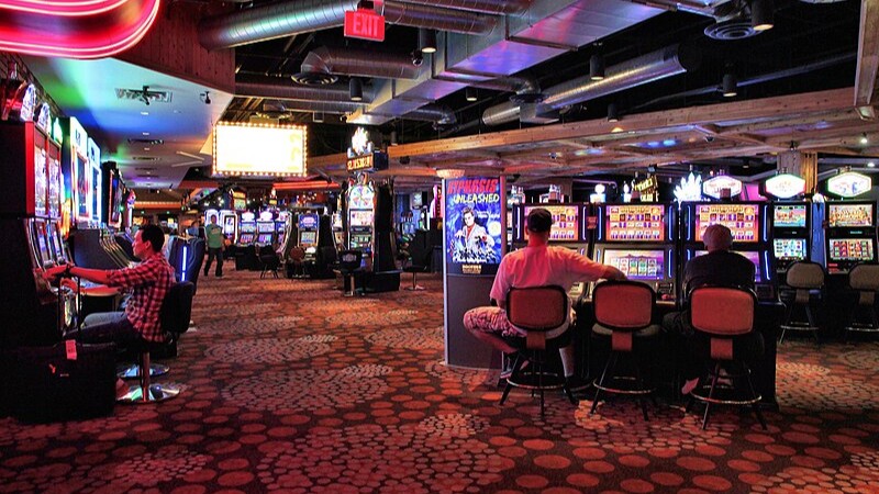 07 Las Vegas OYO Hotel and Casino, formerly known as Hooters Casino Las Vegas slot games casino floor, tags: money - CC BY-SA